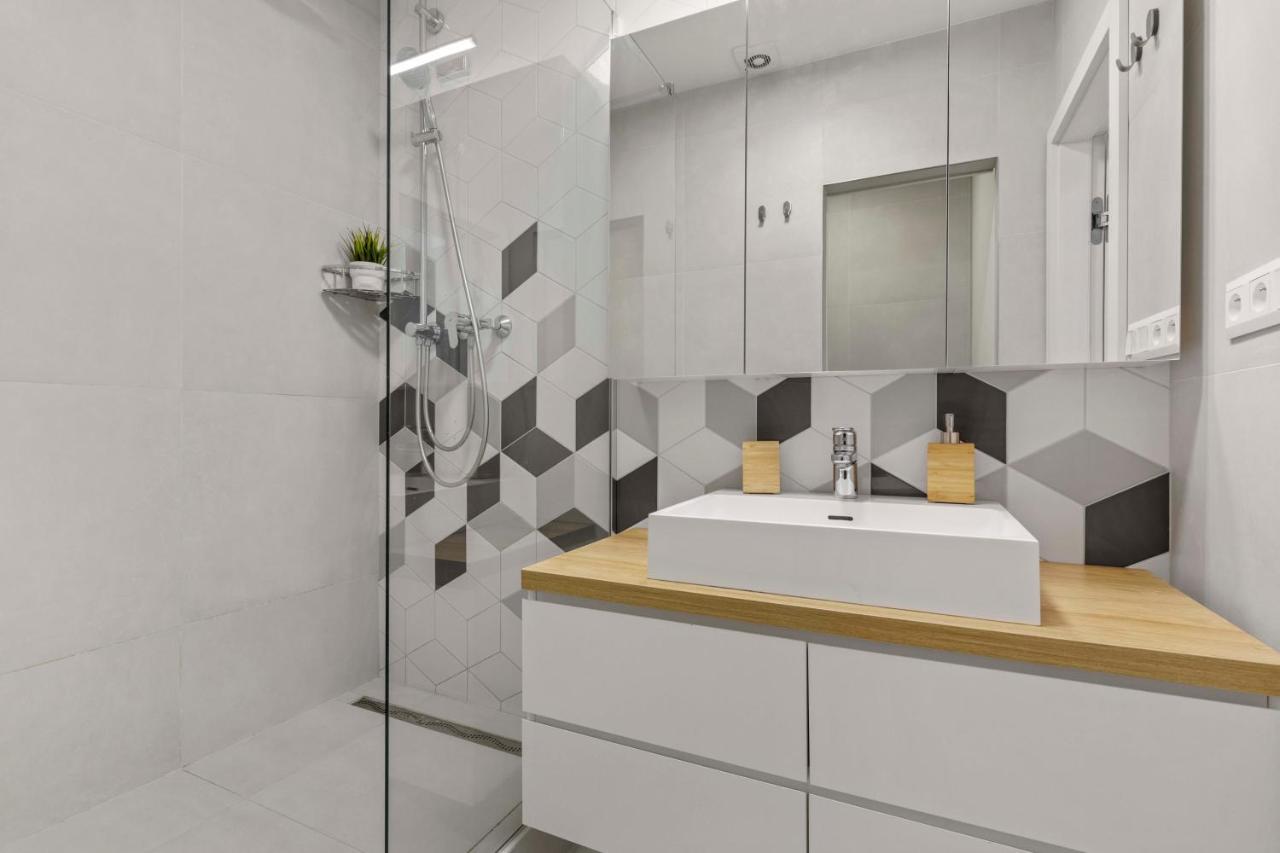 Lam Concrete - Ac - Balcony Apartman